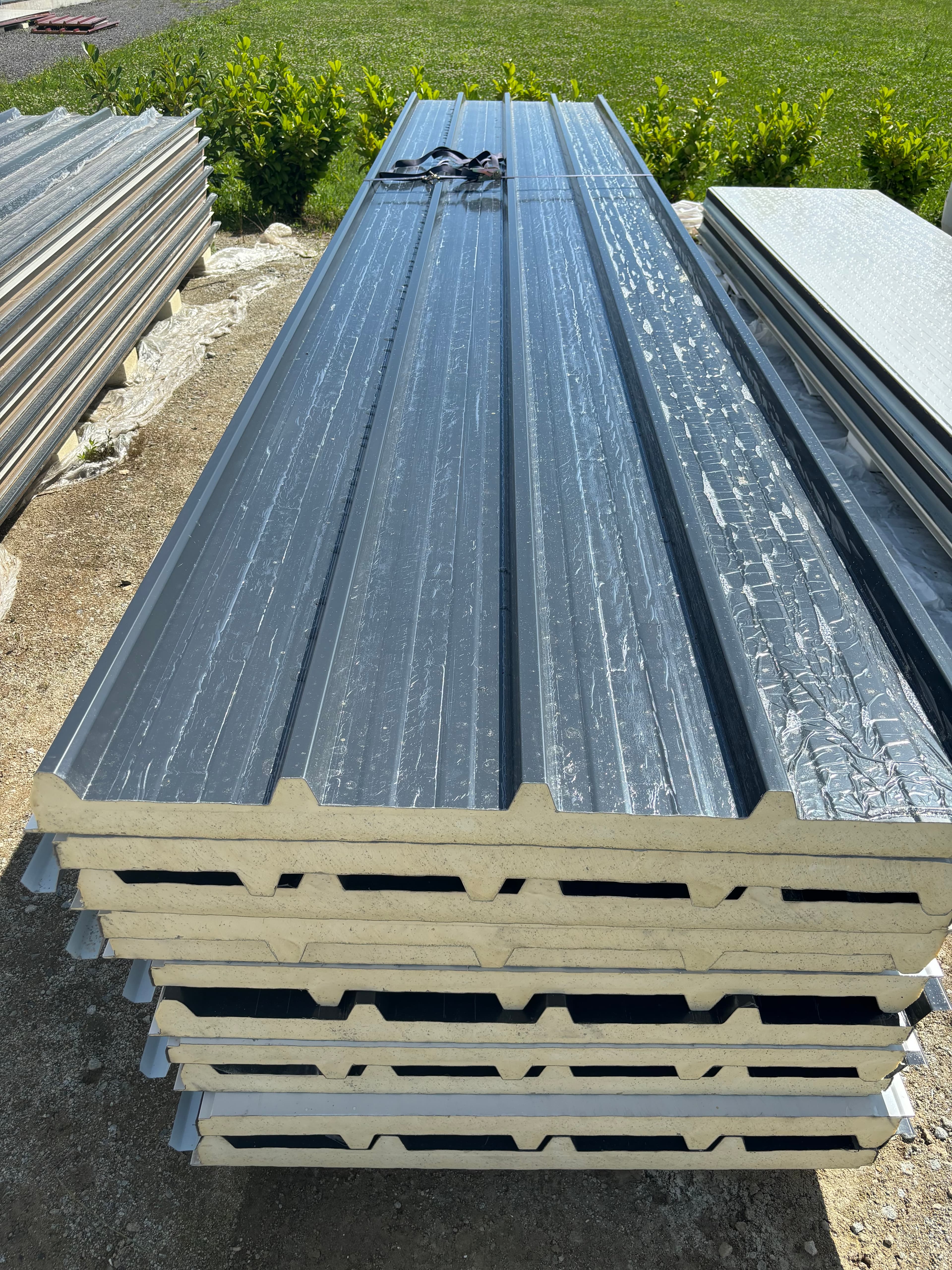 Sivi krovni panel - RAL 7016